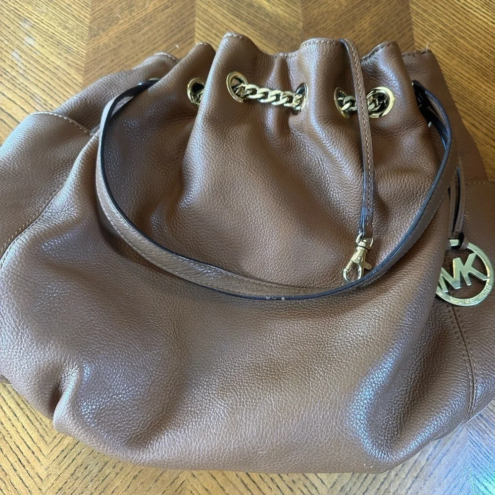 MICHAEL KORS JET SET CHAIN LARGE TAN BROWN LEATHER RING SHOULDER TOTE BAG